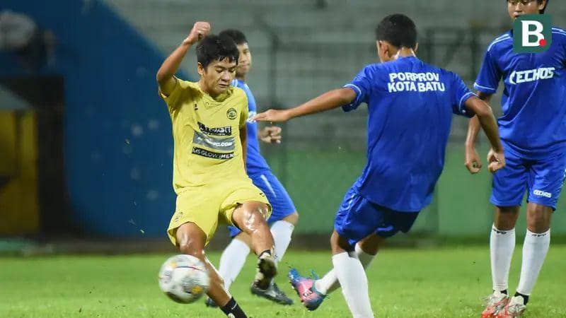Kevin Armedyah (kuning) saat membela Arema FC pada laga uji coba kontra Tim Porprov Kota Batu pada 2023. (bola.com)