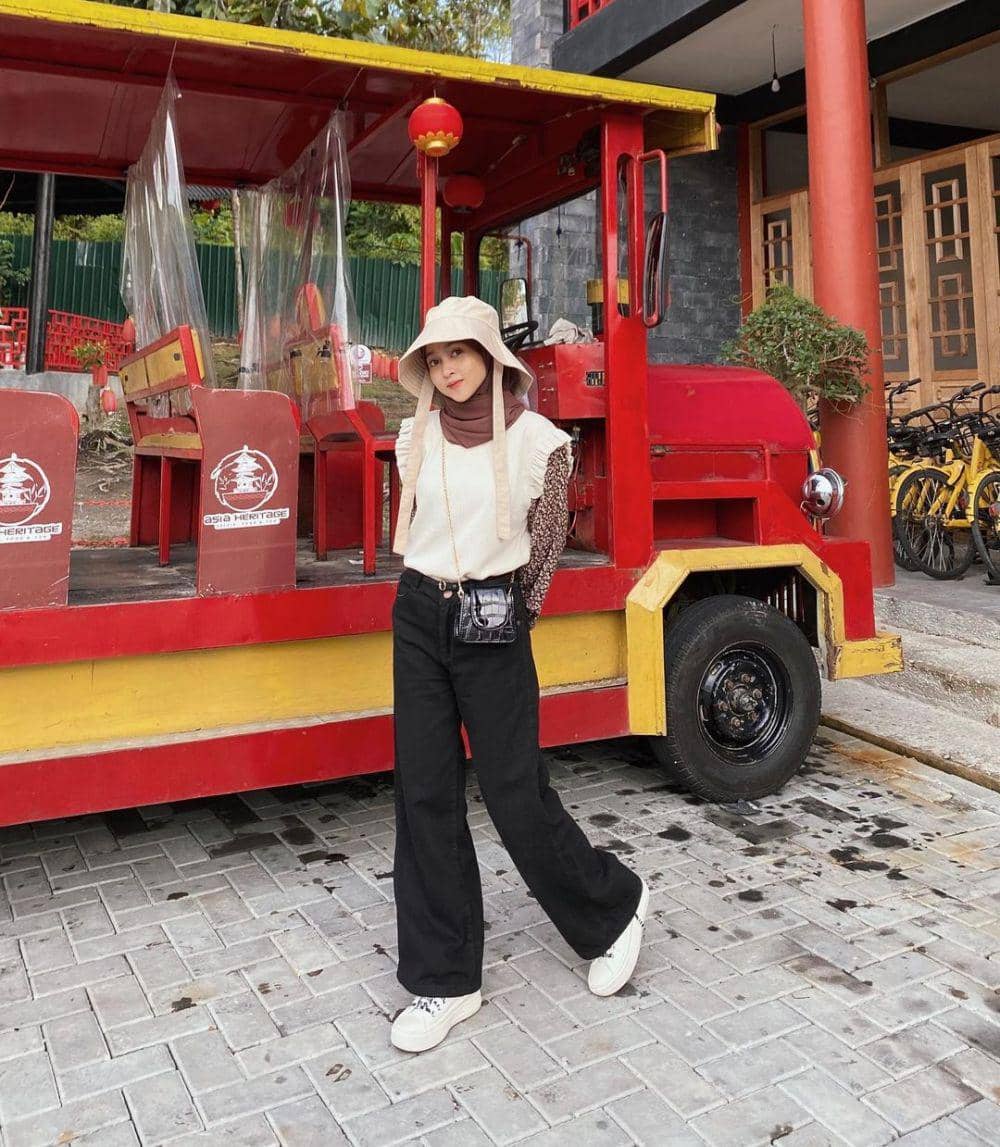 padu padan celana jeans selebgram Indisyindi (instagram.com/indisyindi)