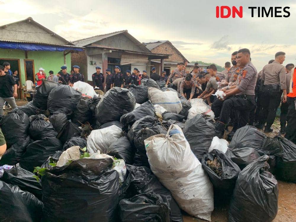 Pesisir Sukaraja Bandar Lampung yang dibersihkan Pandawara dan Masyarakat Lampung. (IDN Times/Rohmah Mustaurida)