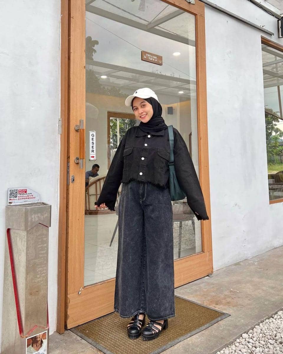 padu padan celana jeans selebgram Indisyindi (instagram.com/indisyindi)