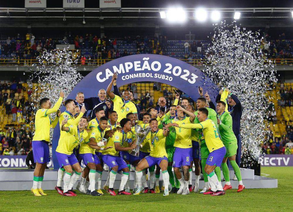 Vitor Roque merayakan gelar juara bersama Brasil U-20. (instagram.com/vitor_roque9)