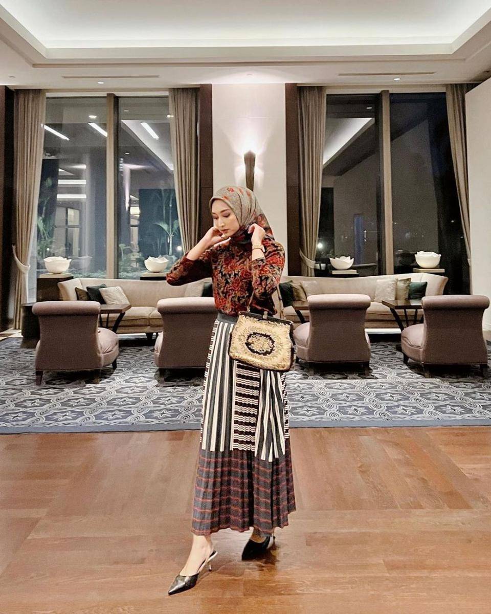 inspirasi outfit hijab semi formal ala Indira Hapsari (instagram.com/indirahapsari)