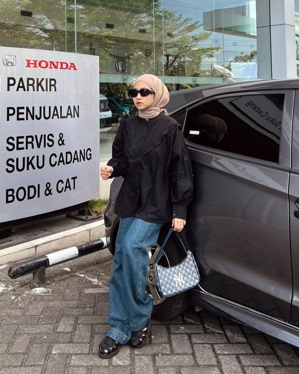 padu padan celana jeans selebgram Indisyindi (instagram.com/indisyindi)