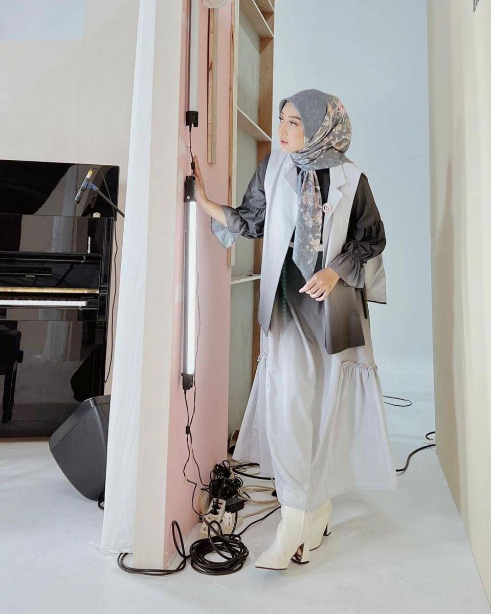 inspirasi outfit hijab semi formal ala Indira Hapsari (instagram.com/indirahapsari)