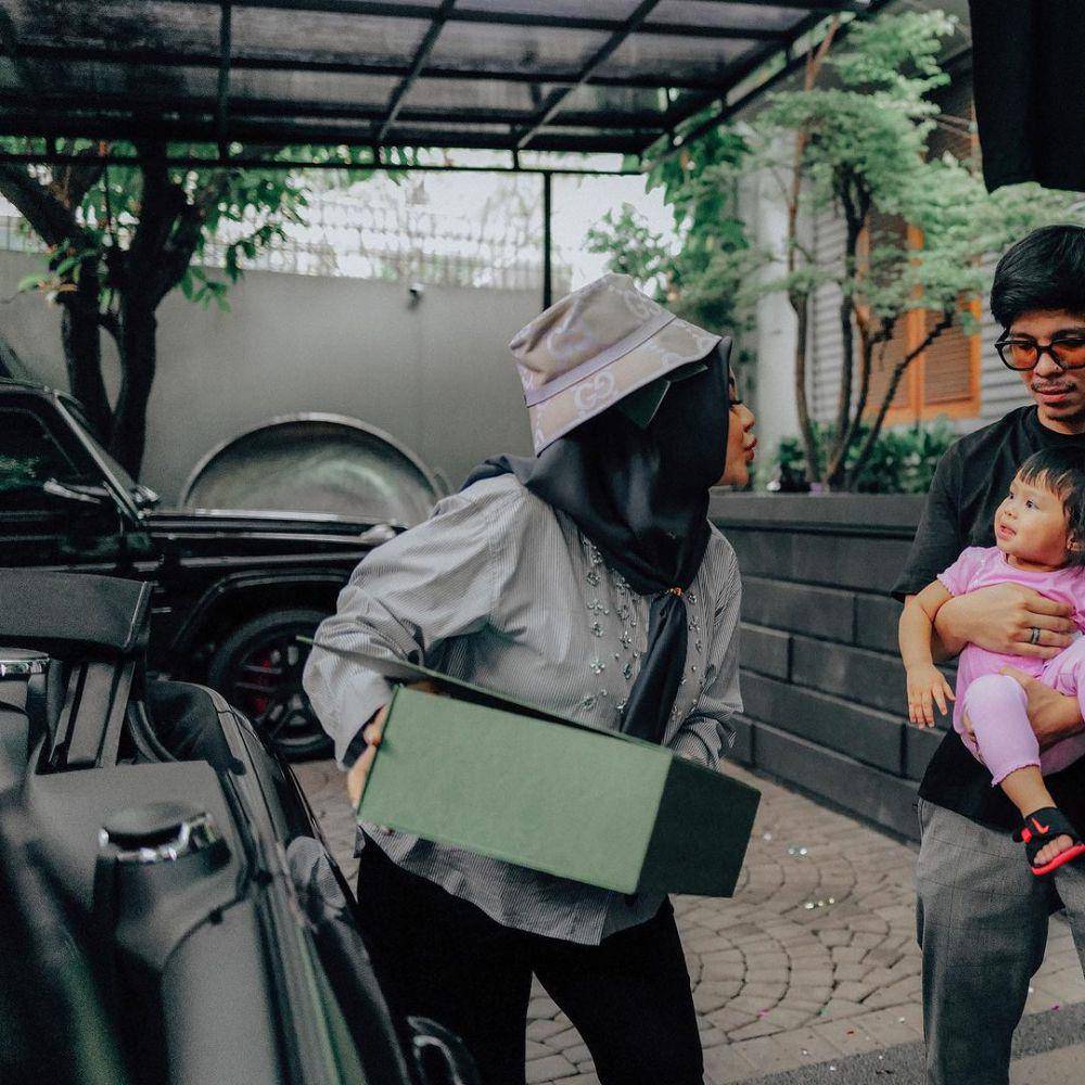 momen Atta Halilintar beri kado untuk Aurel Hermansyah (instagram.com/attahalilintar)