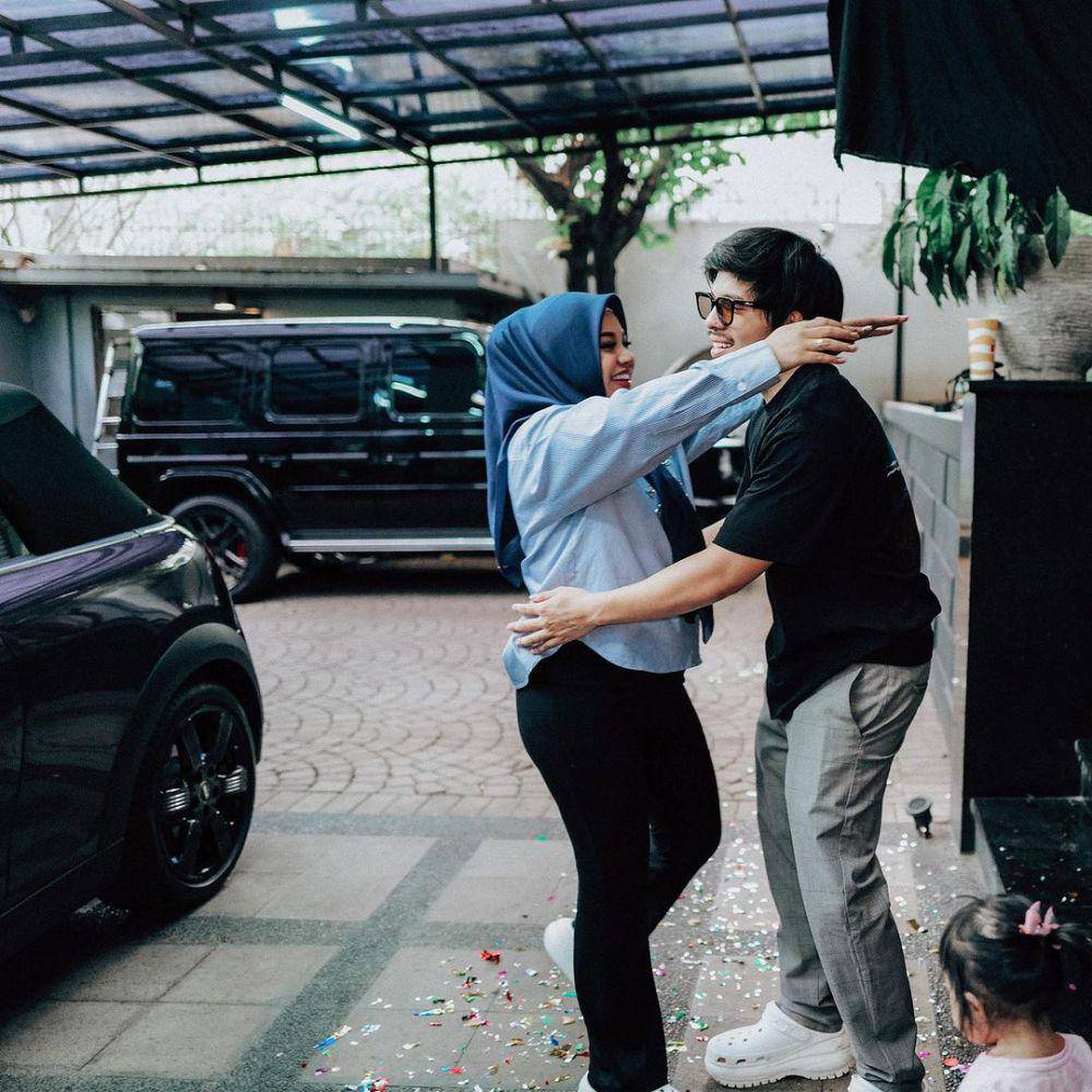 momen Atta Halilintar beri kado untuk Aurel Hermansyah (instagram.com/attahalilintar)