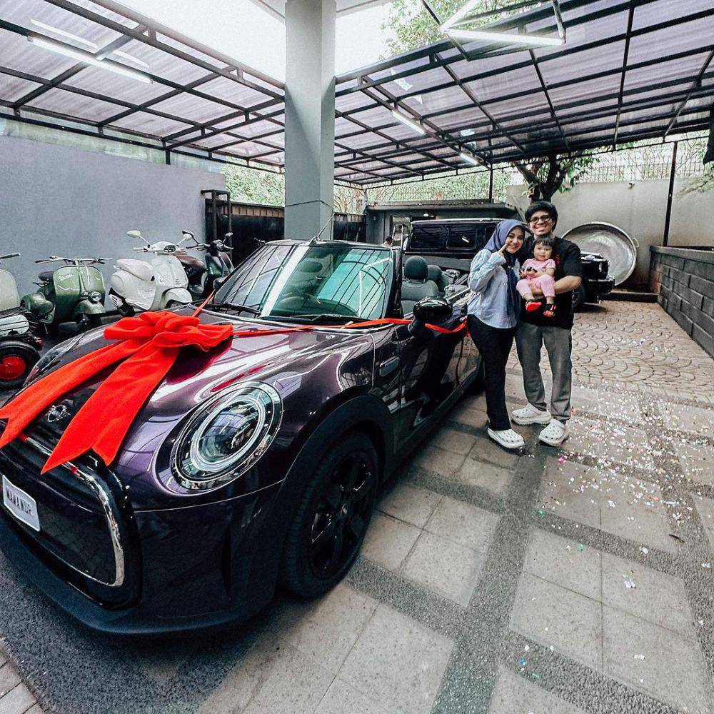 momen Atta Halilintar beri kado untuk Aurel Hermansyah (instagram.com/attahalilintar)