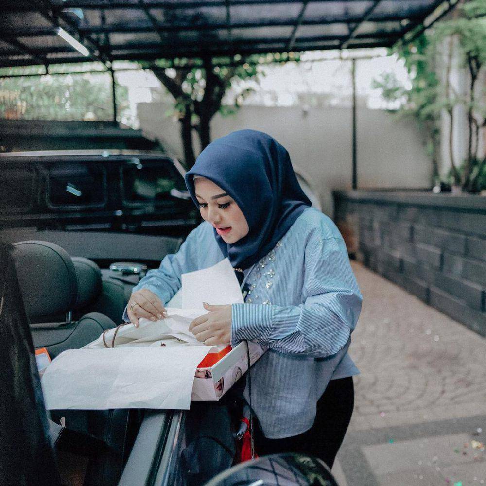 momen Atta Halilintar beri kado untuk Aurel Hermansyah (instagram.com/attahalilintar)