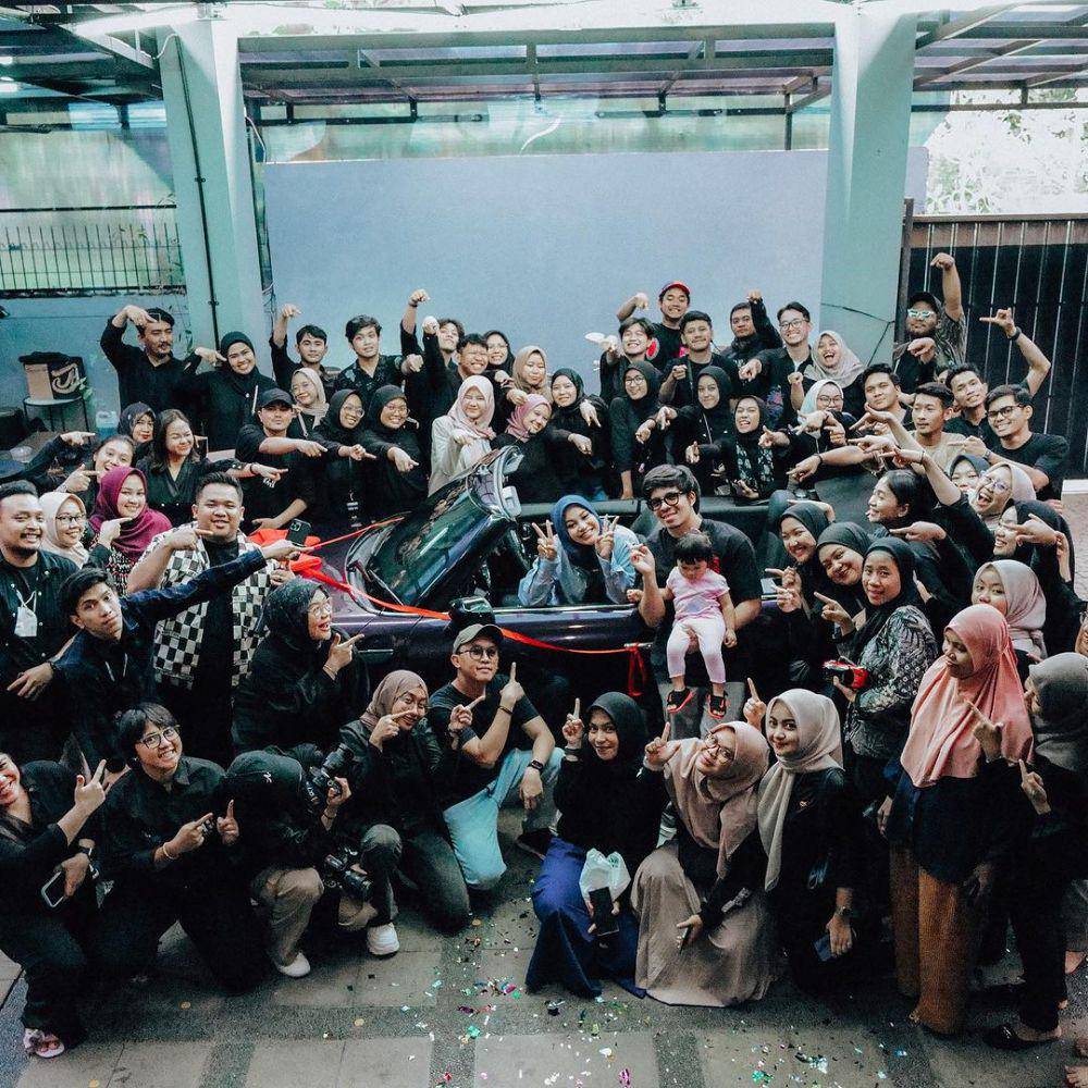 momen Atta Halilintar beri kado untuk Aurel Hermansyah (instagram.com/attahalilintar)