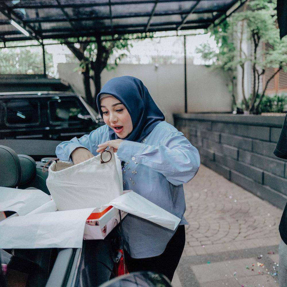 momen Atta Halilintar beri kado untuk Aurel Hermansyah (instagram.com/attahalilintar)