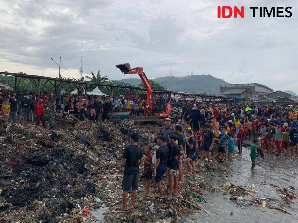 Pesisir Sukaraja Bandar Lampung yang dibersihkan Pandawara dan Masyarakat Lampung. (IDN Times/Rohmah Mustaurida)