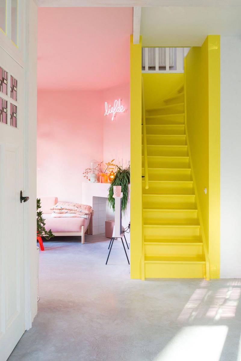 Ilustrasi tangga dicat dengan warna kuning (architecturaldigest.com/Lindsey Mather)
