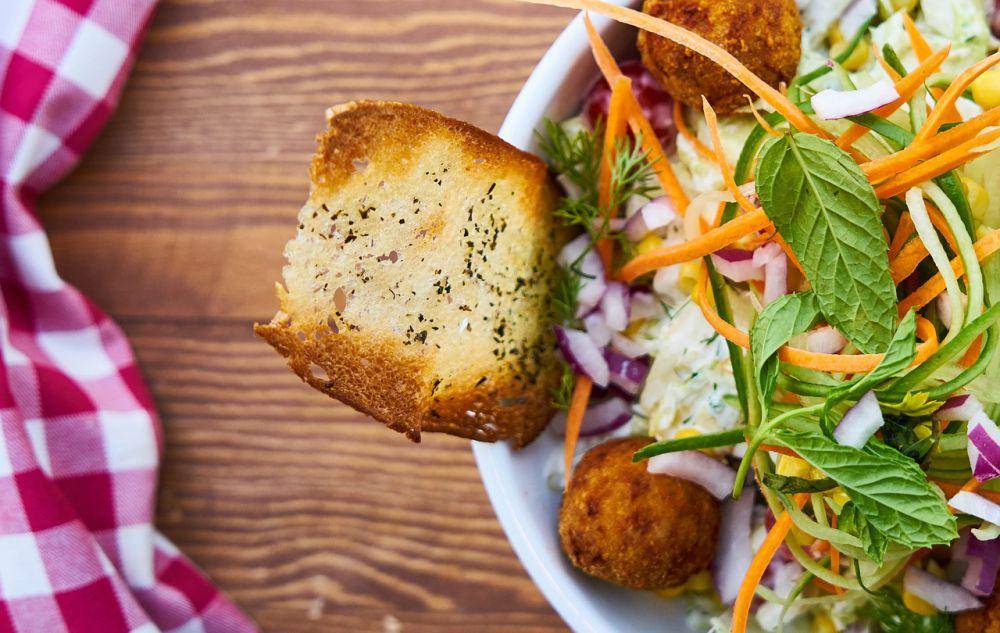 Salad dan garlic bread (pixabay.com/Engin Akyurt)