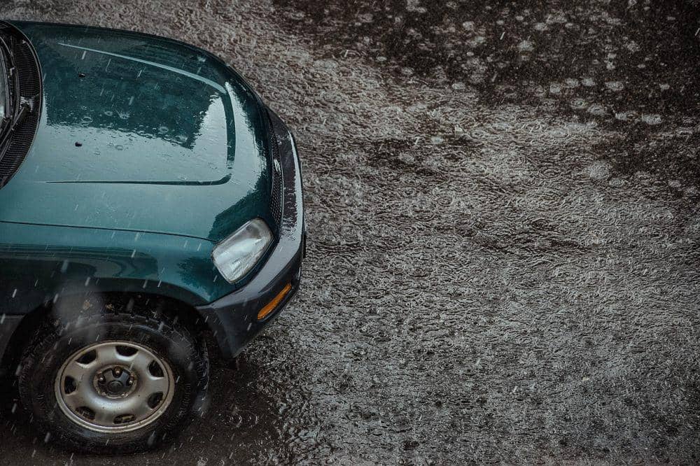 ilustrasi mobil terkena genangan air (pixabay.com/jwvein)