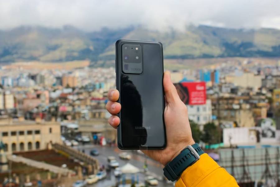 ilustrasi HP Samsung (unsplash.com/Zana Latif)