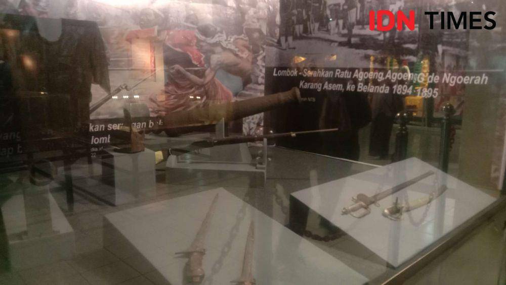 Benda-benda bersejarah peninggalan kerajaan di Lombok yang disimpan di Museum Negeri NTB. (IDN Times/Muhammad Nasir)