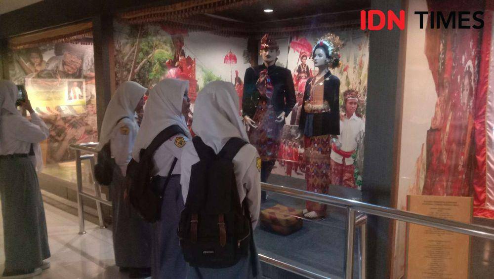 Siswa SMA di Kota Mataram berkunjung ke Museum Negeri NTB. (IDN Times/Muhammad Nasir)