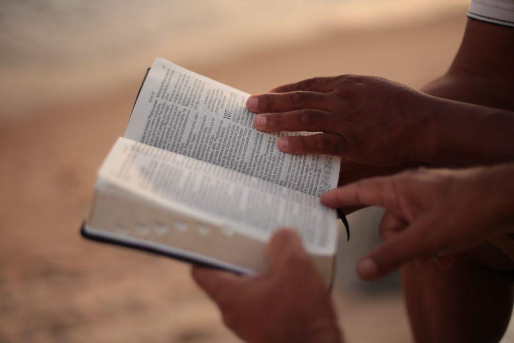 15 Ayat Alkitab yang Beri Motivasi untuk Berbuat Baik, Jangan Lengah!