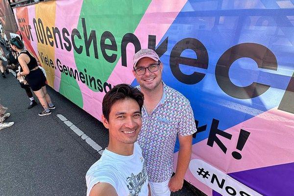 8 Potret Ragil Mahardika Ikut Pride Parade Mesra Bareng Suami