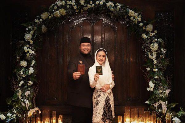 7 Potret Anniversary Cita Citata dan Suami, Unggah Foto Pernikahan
