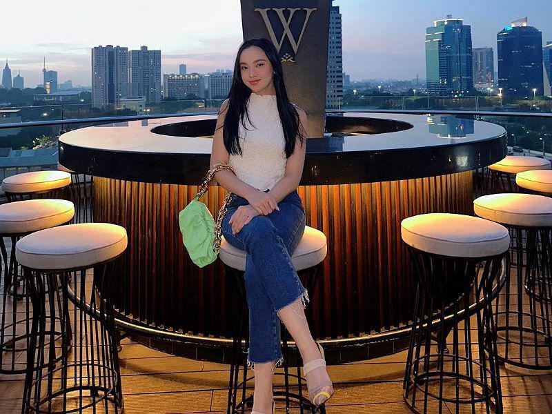 10 Ide Outfit Kasual ala Lyodra buat Ngedate Hingga Hangout Anti Ribet