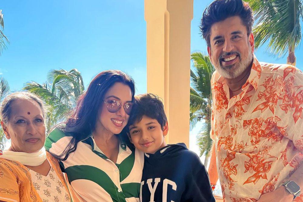 10 Potret Rupali Ganguly Liburan Bareng Keluarga ke Mauritius