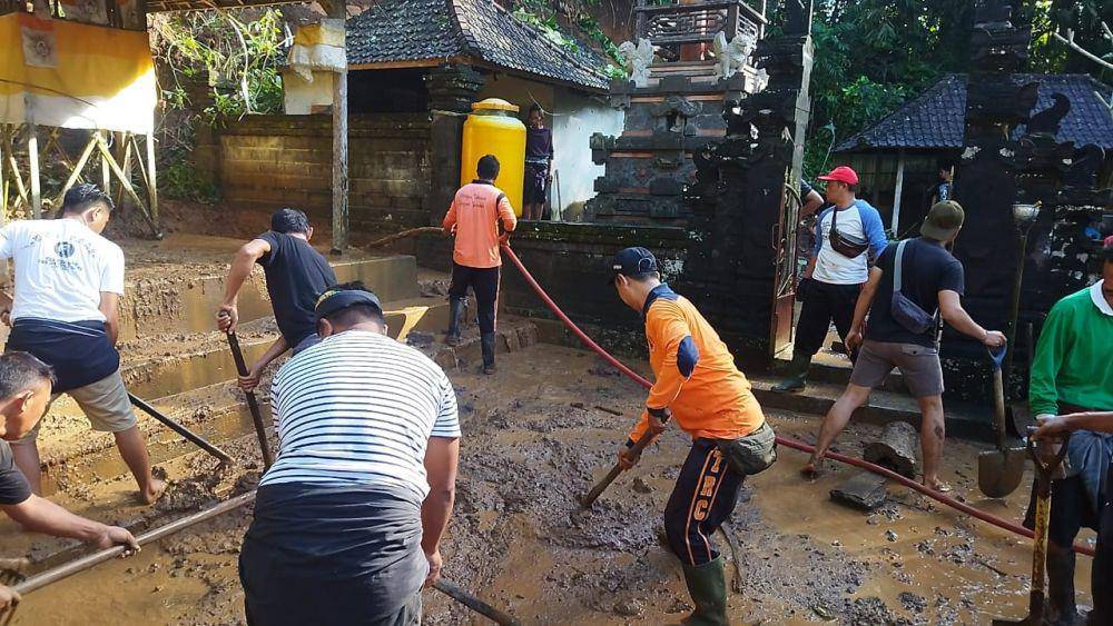 Penanganan bencana akibat hujan deras di Tabanan pada Jumat (7/7/2023) (Dok.IDNTimes/BPBD Tabanan)