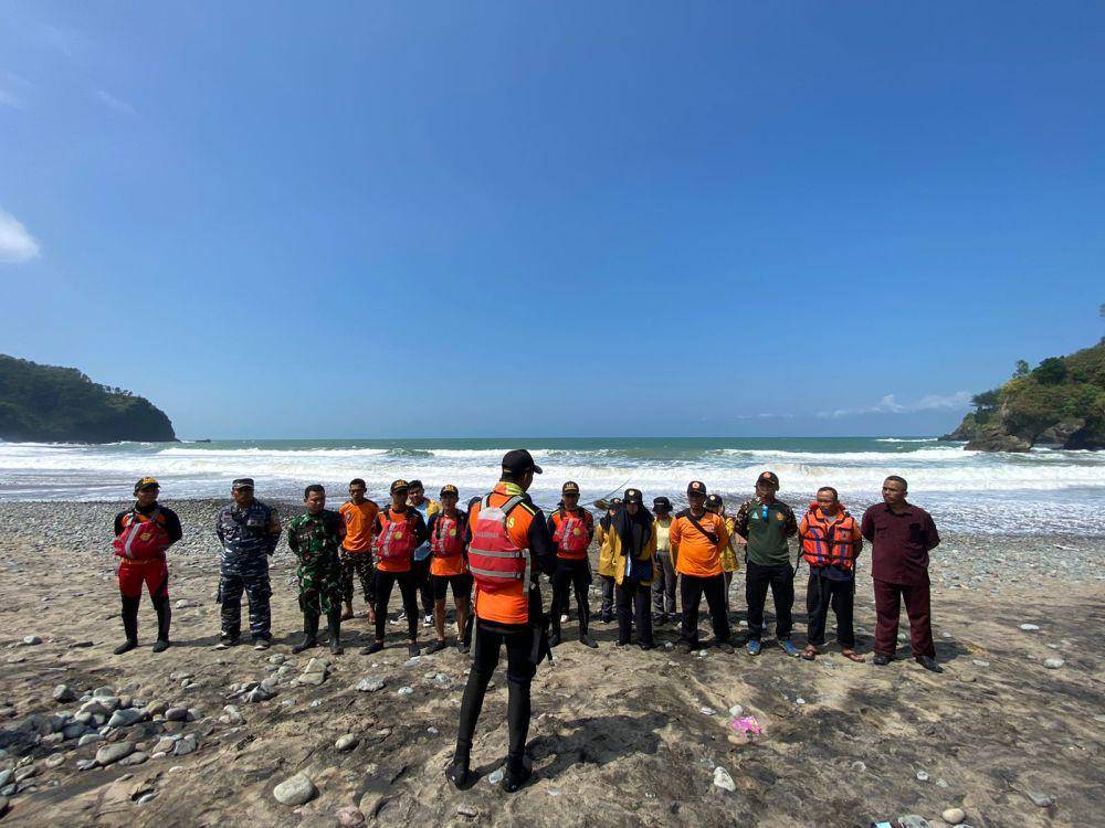 Pencarian tim SAR gabungan mencari Sodiran di Pantai Pasir. (IDN Times/Dok Humas Basarnas Cilacap)