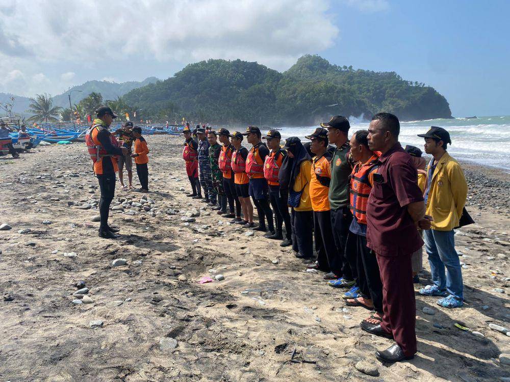 Puluhan personel SAR Cilacap dikerahkan untuk mencari Sodiran yang hilang ditelan ombak. (IDN Times/Dok Humas Basarnas Cilacap)