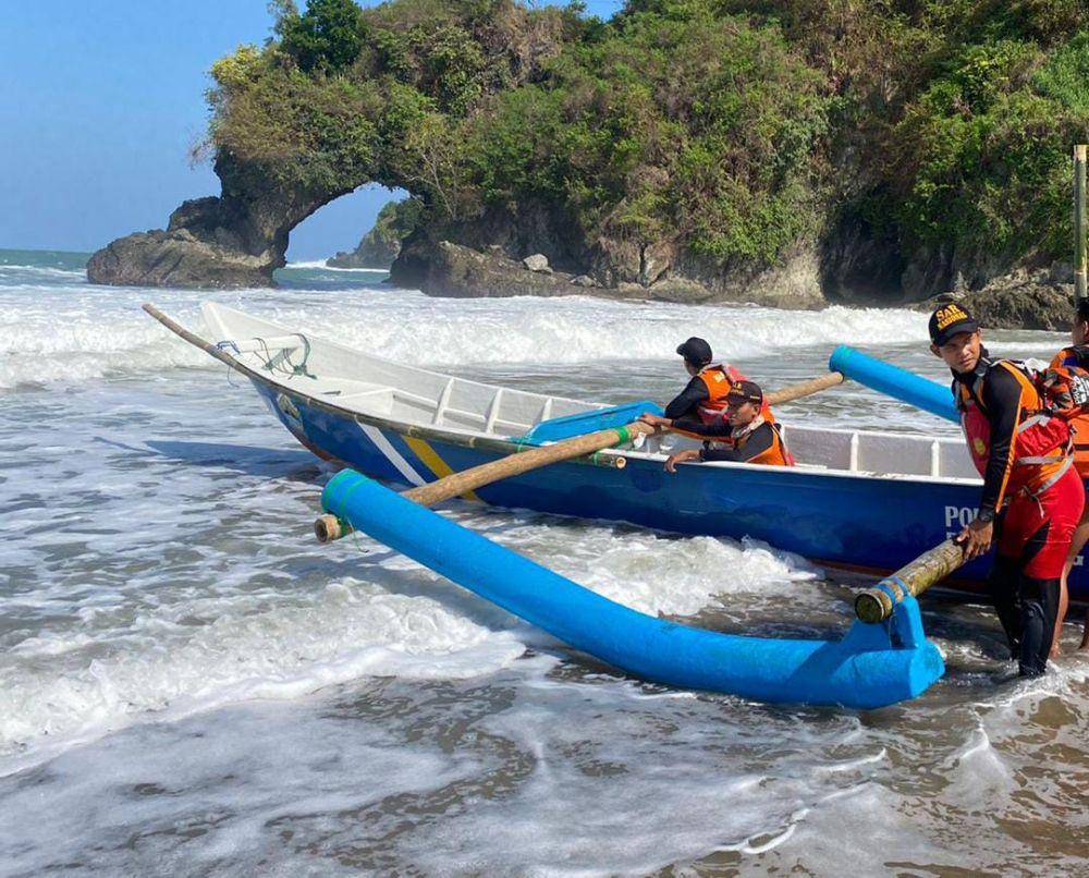 Perahu jukung katir dipakai untuk mencari Sodiran di perairan Pantai Pasir Kebumen. (IDN Times/Dok Basarnas Cilacap)