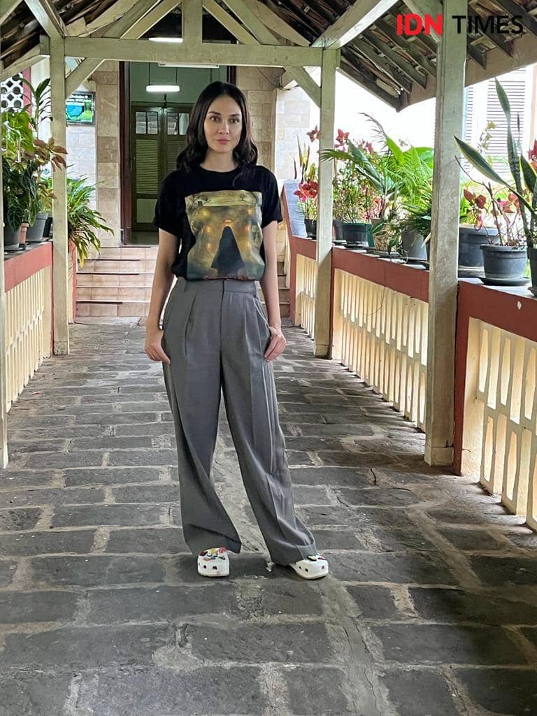 Artis Luna Maya saat promosi film Suzanna: Malam Jumat Kliwon dan syuting film 'Panggonan Wingit' di Kota Semarang. (IDN Times/Anggun Puspitoningrum)
