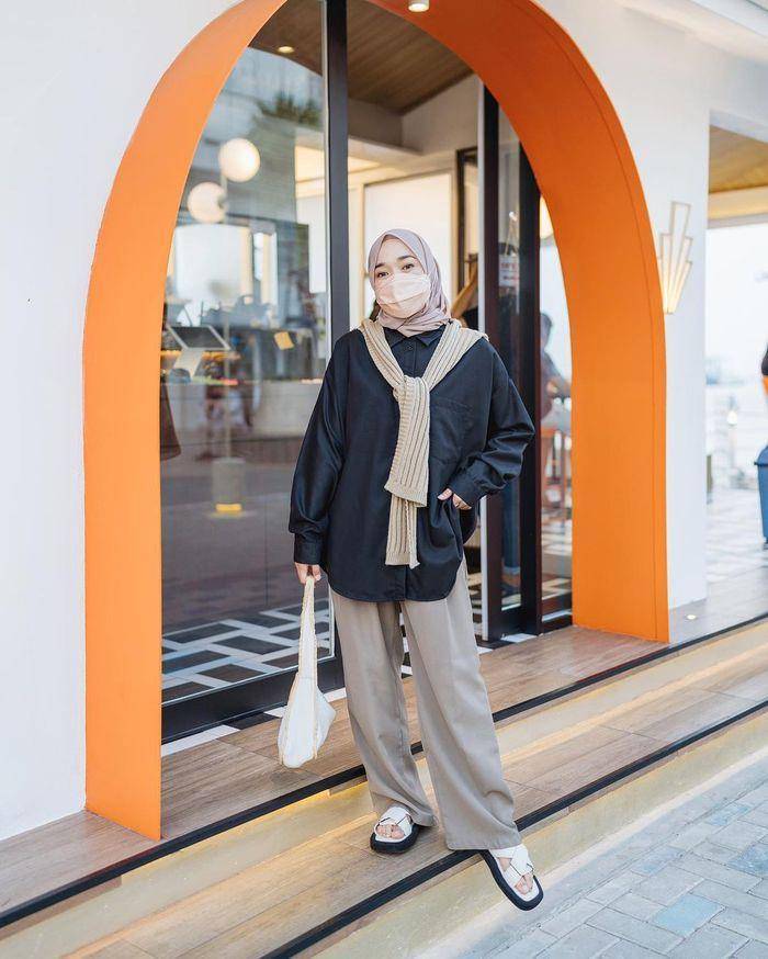 Style hijab sweater over shoulder (instagram.com/ririe_fairus)