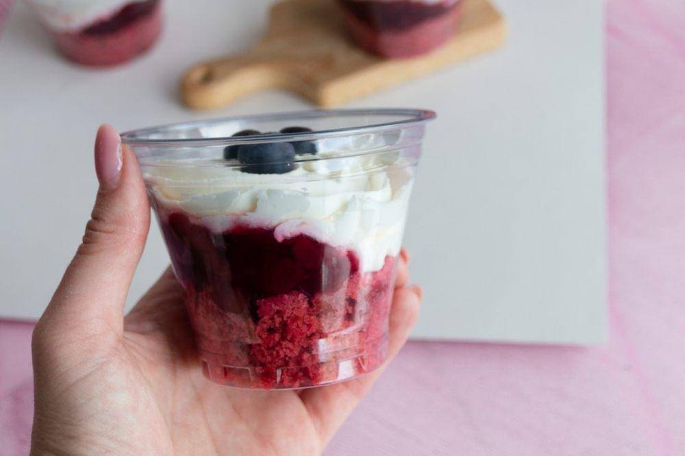 Dessert dengan topping yoghurt (pexels.com/ALINA MATVEYCHEVA)