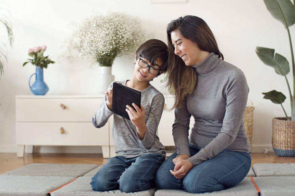Ilustrasi mendampingi anak bermain tablet (pexels.com/Kampus Production)