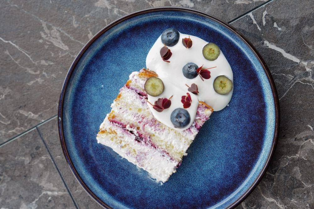 ilustrasi kue dengan topping yoghurt (pexels.com/Nadin Sh)