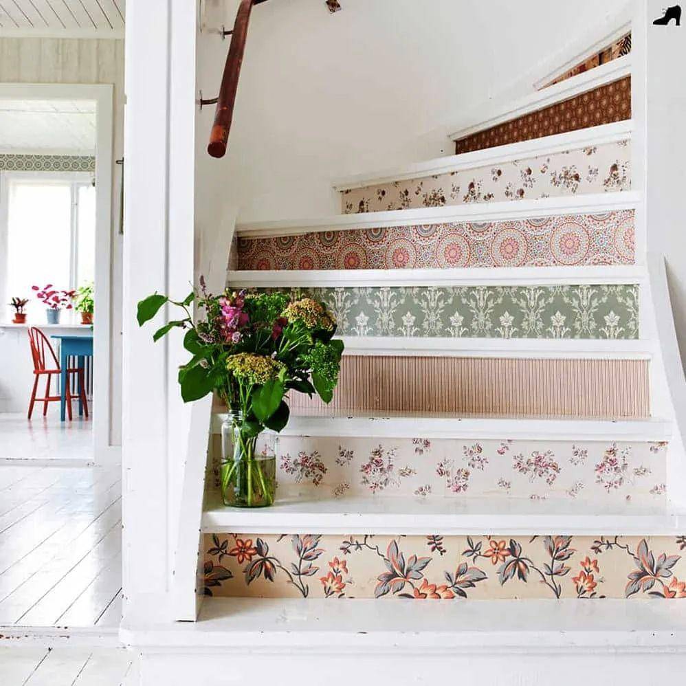 Ilustrasi mempercantik anak tangga dengan wallpaper (decor8blog.com/Holly Becker)