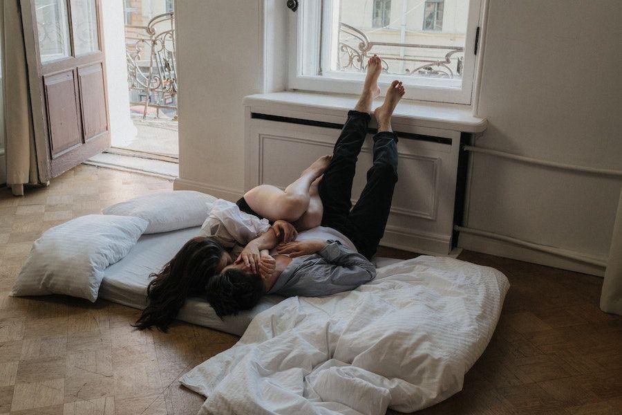 6 Posisi Seks yang Terinspirasi dari Pose Yoga, Terasa Seksi!
