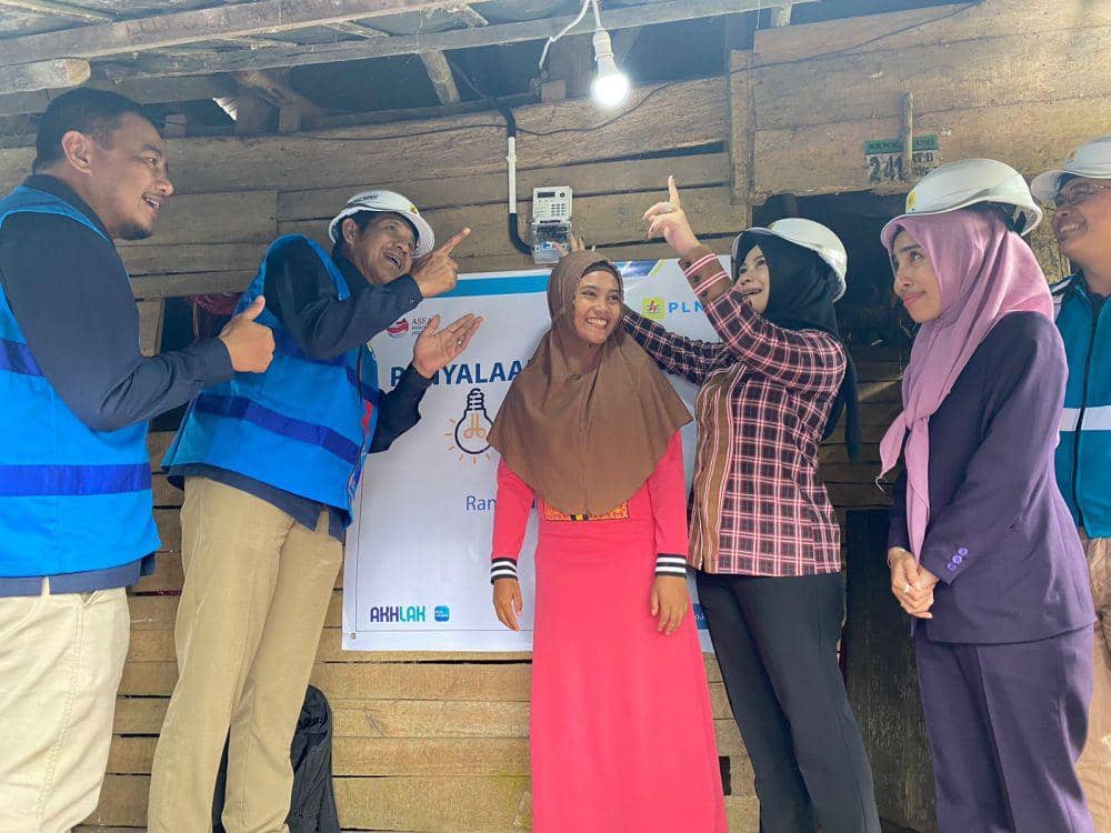 General Manager PLN Unit Induk Distribusi Sulawesi Selatan, Sulawesi Tenggara dan Sulawesi Barat, Moch. Andy Adchaminoerdin (kedua dari kiri) menyalakan listrik Salmawati, warga di Kabupaten Gowa. (Dok. PLN UID Sulselrabar)