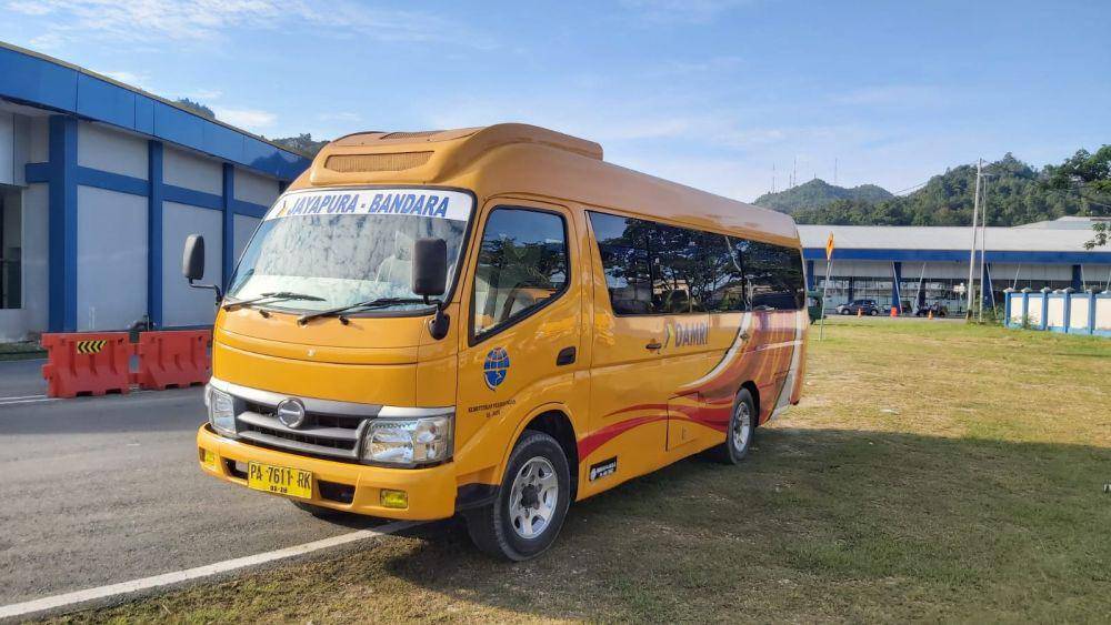 Bus DAMRI rute Bandara Sentani - Jayapura. (dok. DAMRI)