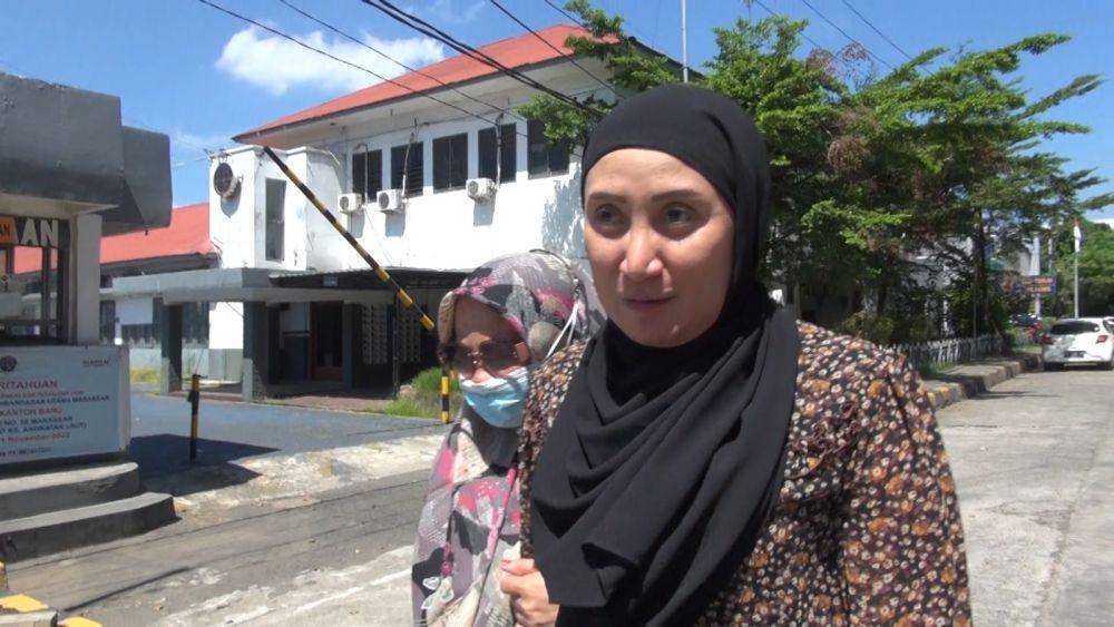 Suarnati Daeng Kanang (46) (kacamata), saat didampingi keluarganya usai diperiksa Bea Cukai Makassar. (Istimewa)