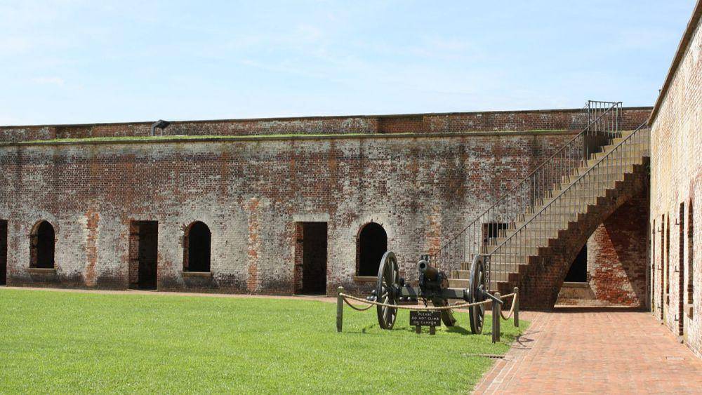 benteng Fort Macon (commons.wikimedia.org/Shannon Gable)