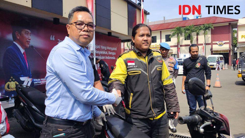 Wakasat Reskrim Polres Metro Depok, AKP Nirwan Pohan saat mengembalikan motor yang sebelumnya di curi ke pemilik kendaraan di Polres Metro Depok. (IDNTimes/Dicky)