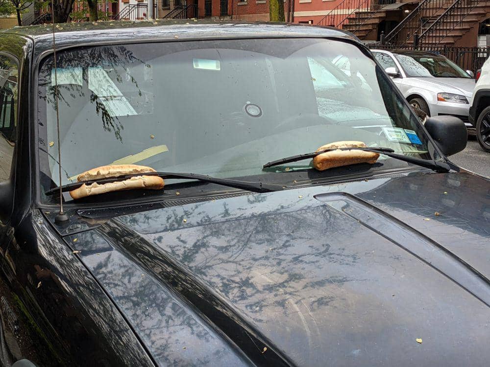 10 Potret Pengganti Wiper Mobil Terkocak, Ada yang Pakai Roti, dong!