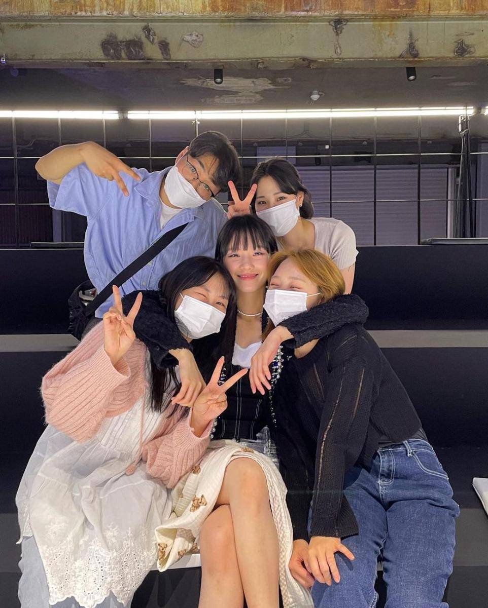 potret Part Gyu Young dengan crew di drakor Celebrity (instagram.com/lavieenbluu)