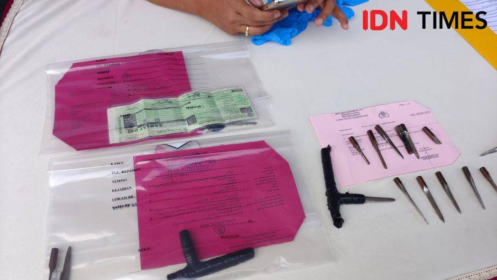 Barang bukti kunci letter T yang digunakan tersangka untuk mencuri motor di Kota Depok. (IDNTimes/Dicky)
