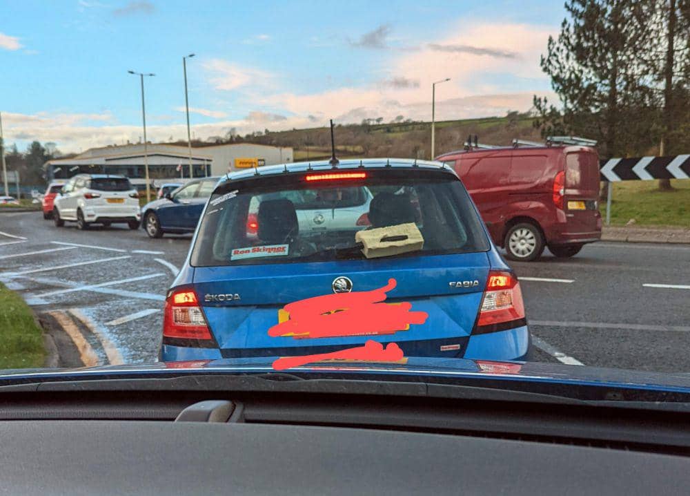 potret pengganti wiper mobil terkocak (reddit.com/user/destroysomething)