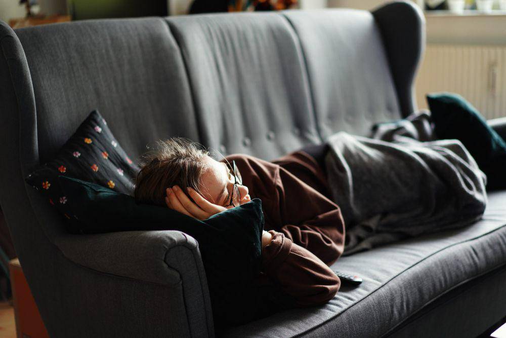 ilustrasi wanita tertidur (unsplash.com/@adrianswancar)