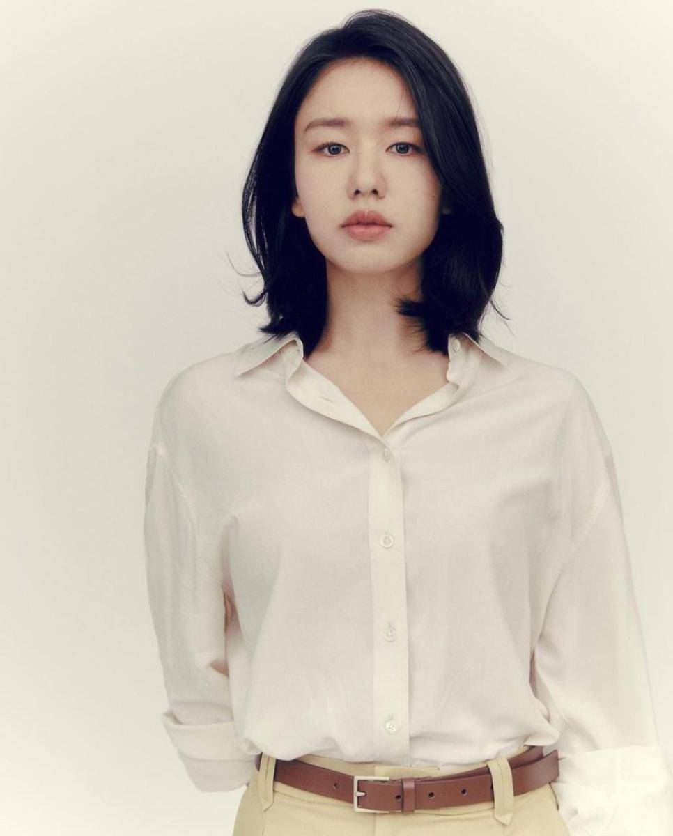 Ahn Eun Jin (instagram.com/eunjin___a)