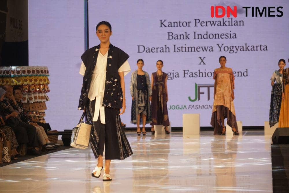 Rangkaian pembukaan Grebeg UMKM DIY, di Pakuwon Mall Yogyakarta, Selasa (11/7/2023). (IDN Times/Herlambang Jati Kusumo)