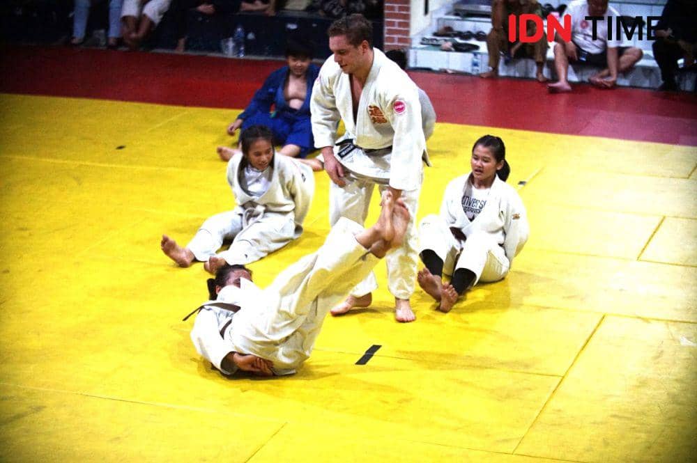 Pejudo asal Prancis yang sudah berkeliling dunia Julien Brulard saat mengajarkan kelas ke para pejudo Sumut di Padepokan Judo PJSI Sumut, Senin (10/7/2023) (IDN Times/Doni Hermawan)